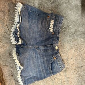 Levi’s girlfriend shorty shorts